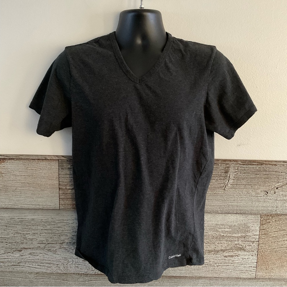 Calvin Klein short-sleeve v-neck shirt size Medium (D1)